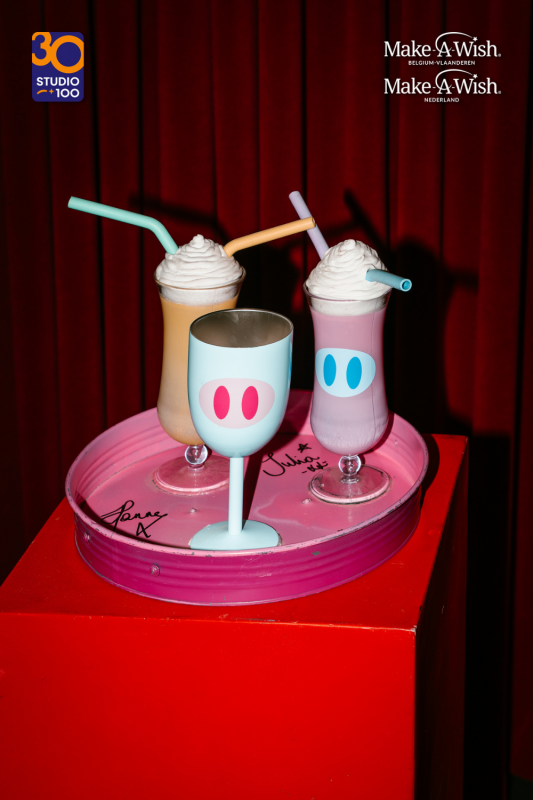 Milkshakes & dienblad uit 'De drie biggetjes' (gesigneerd)