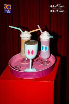 Milkshakes & dienblad uit 'De drie biggetjes' (gesigneerd)